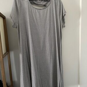 Maurices Gray Casual Short Sleeve Crew Neck Dress